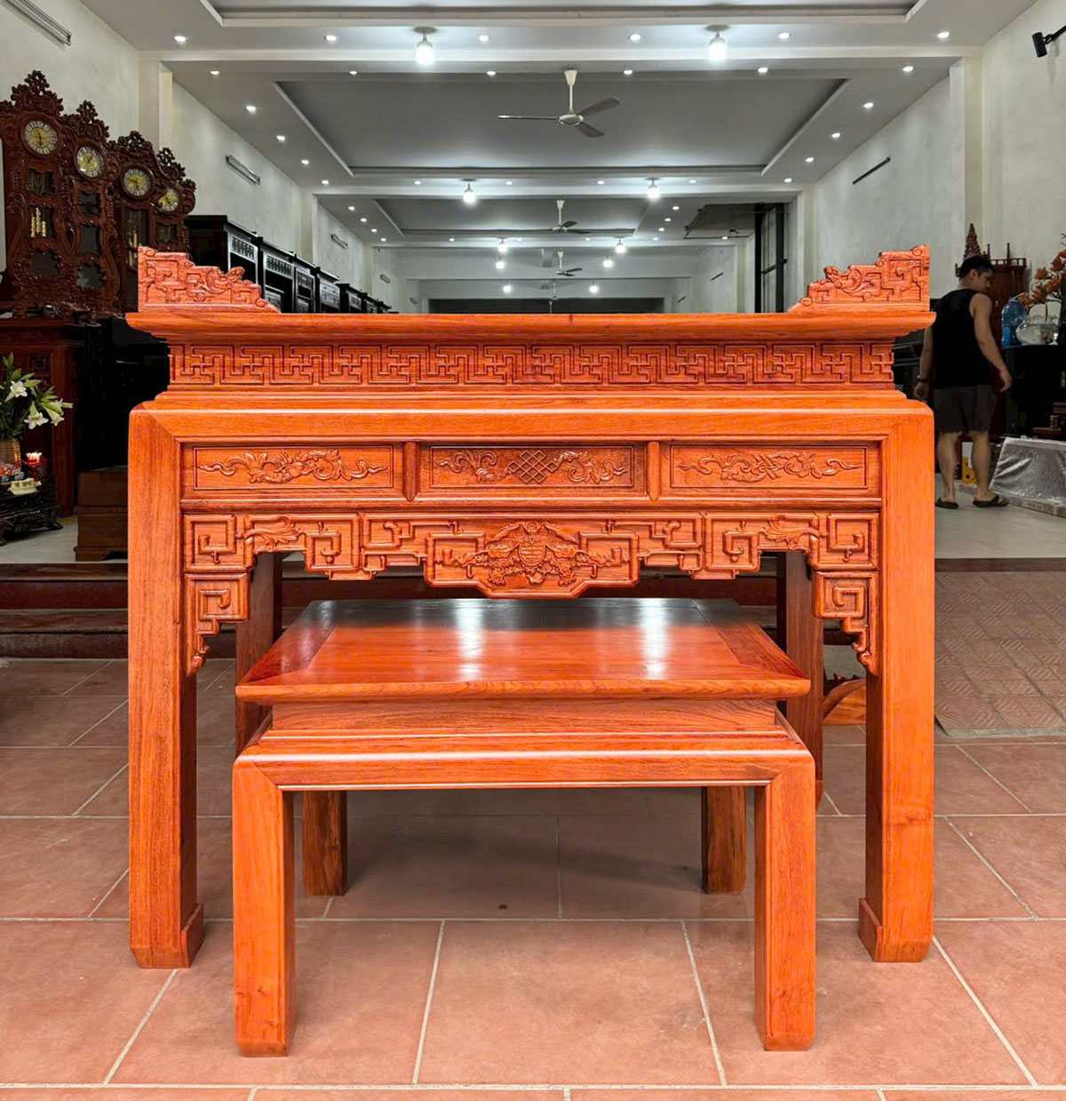 Bàn thờ gia tiên chất liệu gỗ hương đá