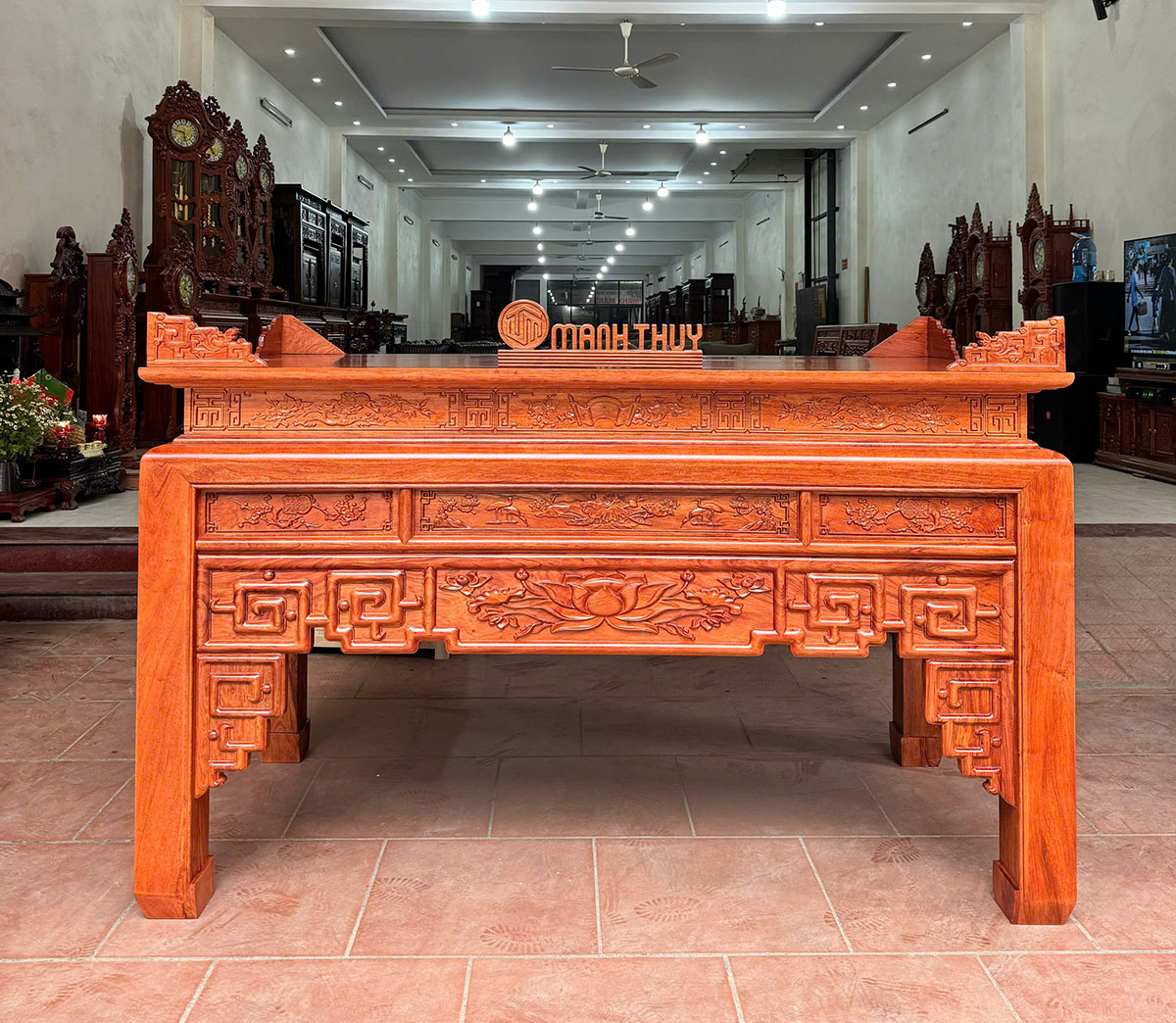 Bàn thờ gia tiên Chất liệu gỗ hương đá