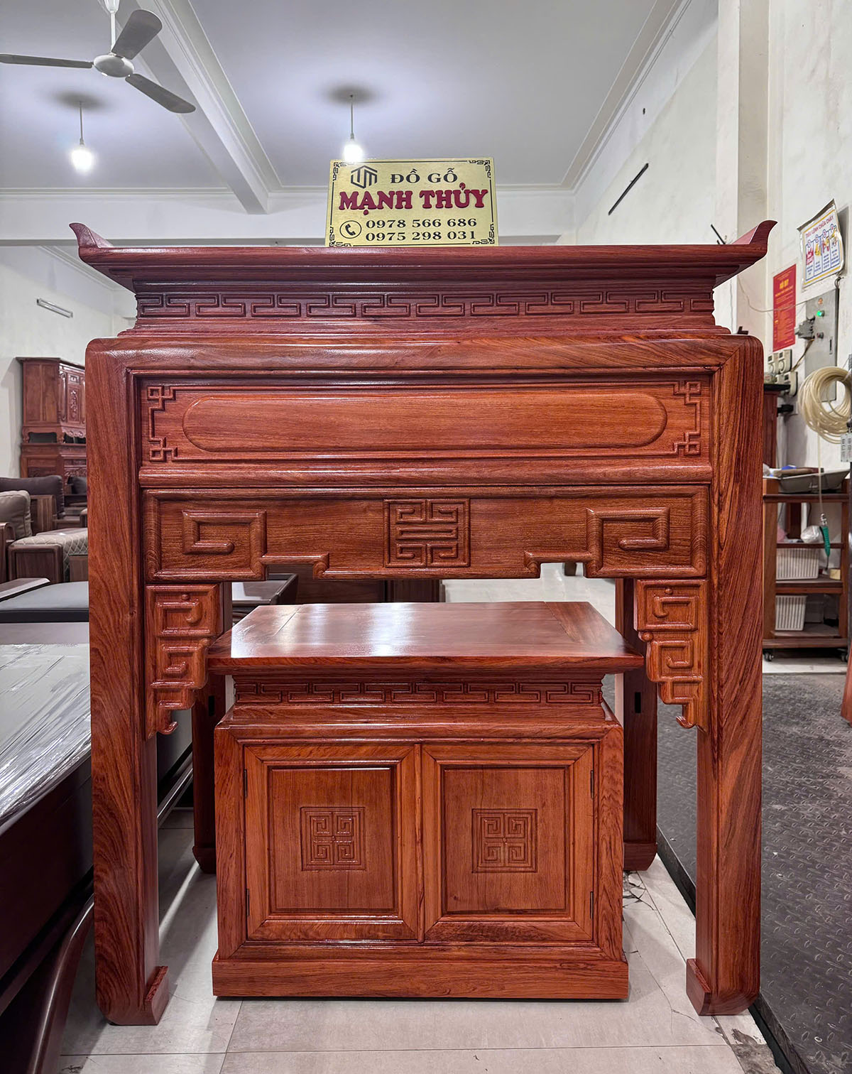 Bàn thờ gia tiên chất liệu gỗ hương đá