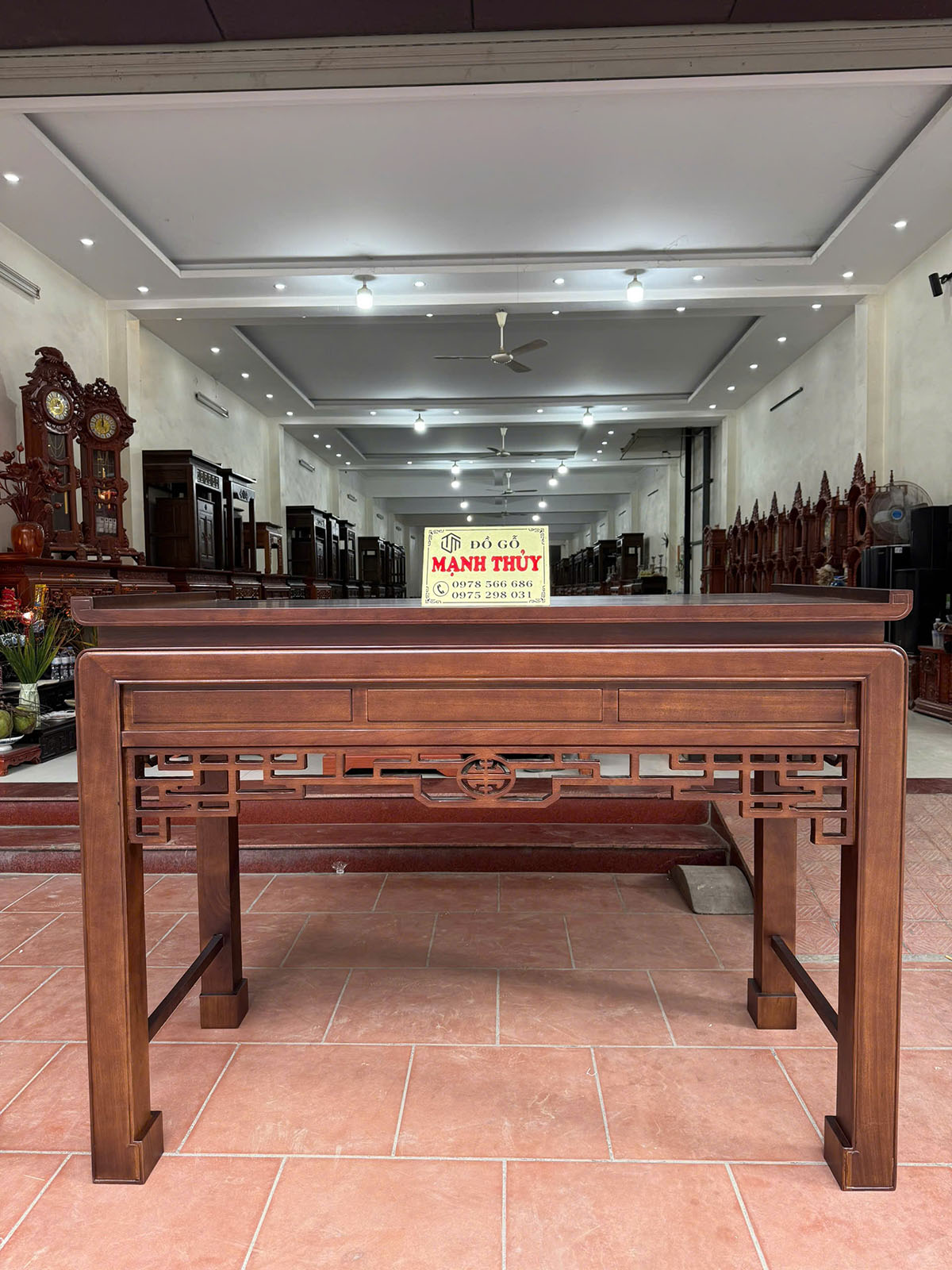 Bàn thờ gia tiên chất liệu gỗ gụ