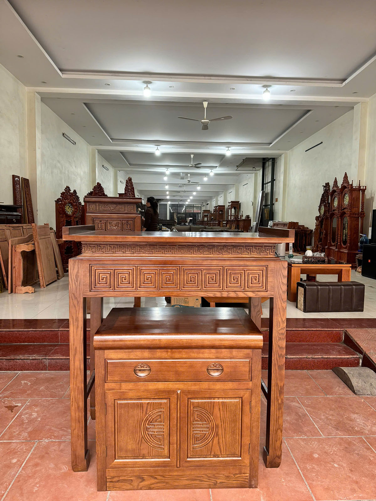 Bàn thờ gia tiên chất liệu gỗ sồi